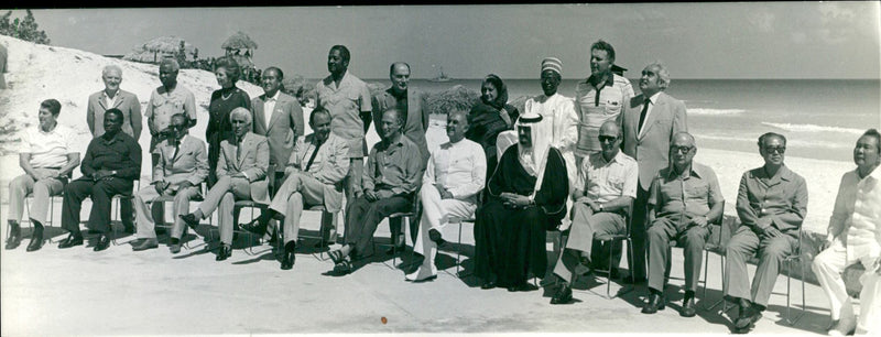 Det internationella toppmötet i Mexiko. Gruppbild på Cancun Sheraton Hotel Beach - Vintage Photograph