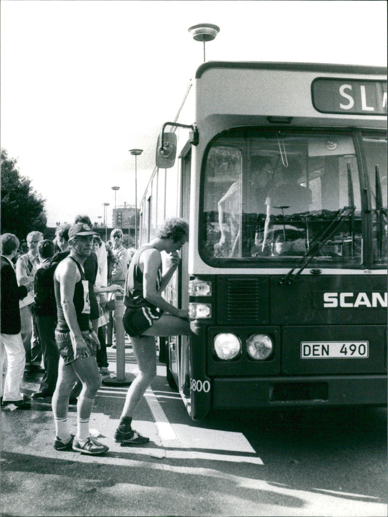 Stockholm Marathon 1980. Trötta maratonlöpare stiger in i bussen - Vintage Photograph