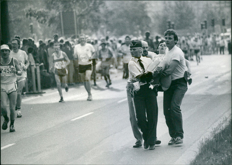 Stockholm Marathon 1982. En skadad maratonlöpare tas omhand - Vintage Photograph