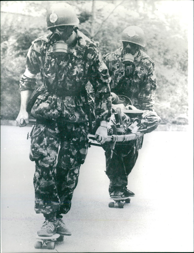 1977 IRON HAS RACED DOCBS SKATEBOARD ETATE RALAMBO GRETA ARMY - Vintage Photograph
