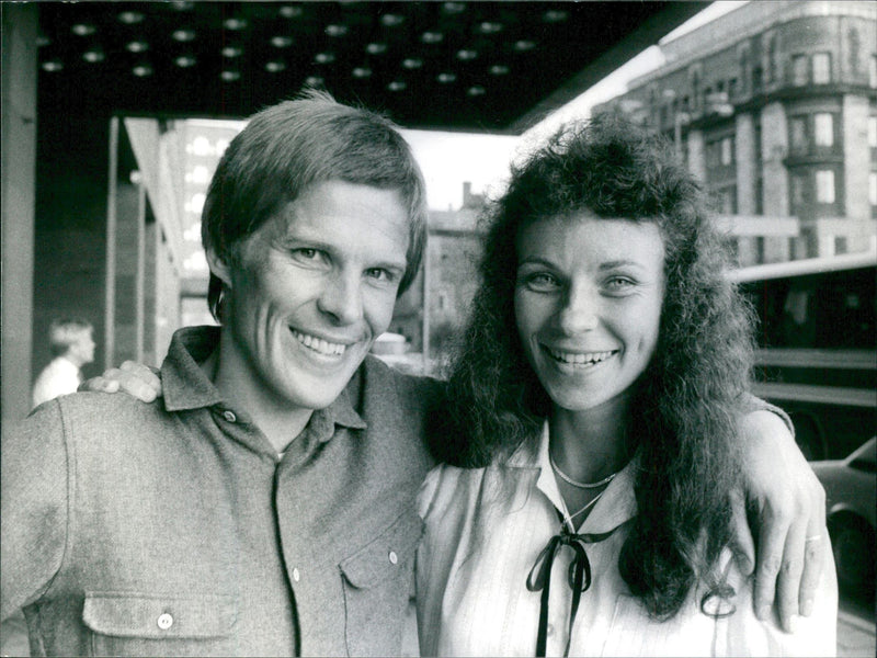 Stockholm Marathon vinnaren Jukka Toivola tillsammans med Christina Johansson - Vintage Photograph