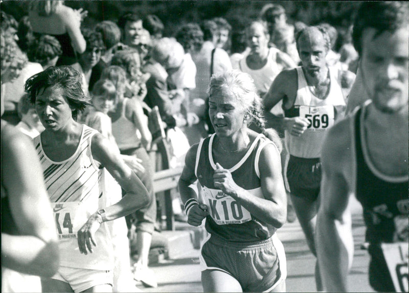 Meeri Bodelid springer Stockholm Marathon 1981 - Vintage Photograph