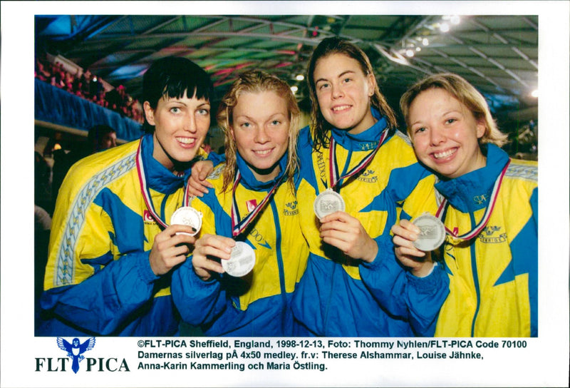 Damernas silverlag på 4x50 medley. Therese Alshammar, Louise Jähnke, Anna-Karin Kammerling och Maria Östling - Vintage Photograph