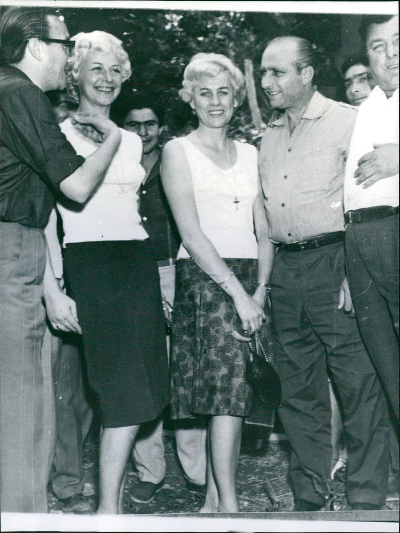 Grand Prix rally in Argentina. Juan Manuel Fangio in conversation with Ewy Rosqvist and Ursula Wirth who were second in the rally at San Juan - Vintage Photograph