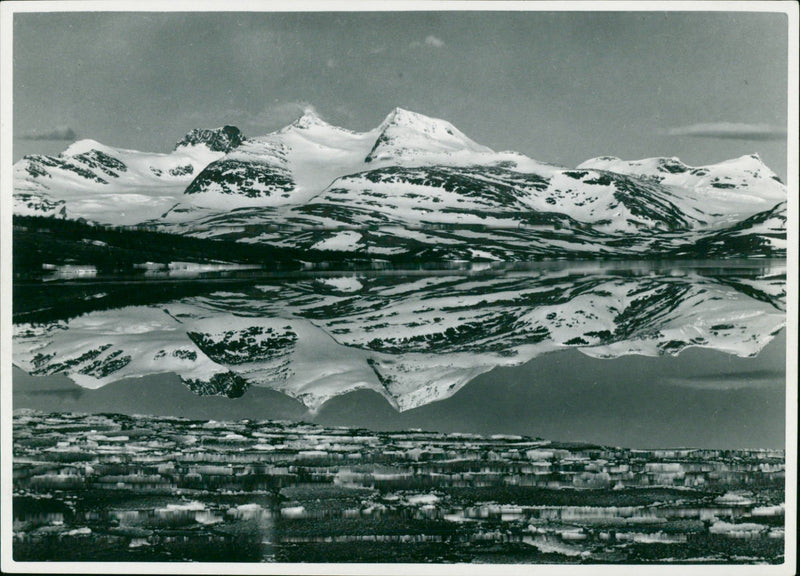 JARNA GAMLA BILDS TANABE KANTA PROOVATTT MOT VASTERBOTTENS TARNA EIKT - Vintage Photograph