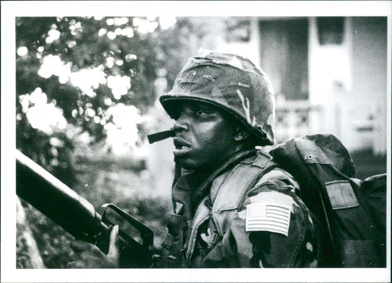 Amerikansk soldat i Greenville, Grenada - Vintage Photograph
