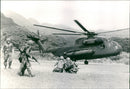 Amerikansk helikopter släpper av soldater i Greenville, Grenada - Vintage Photograph