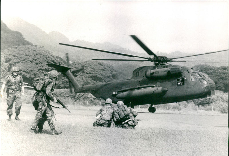Amerikansk helikopter släpper av soldater i Greenville, Grenada - Vintage Photograph
