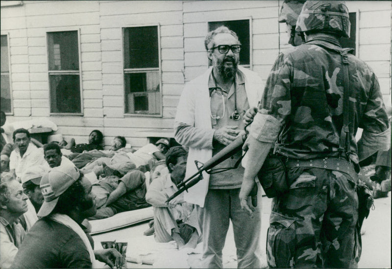 Kubanska fångar vaktas i Point Salinas flygplats - Vintage Photograph