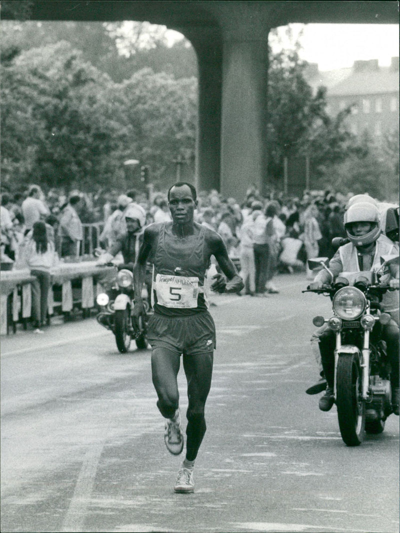 Stockholm Marathon 1984. Agapius Masong - Vintage Photograph