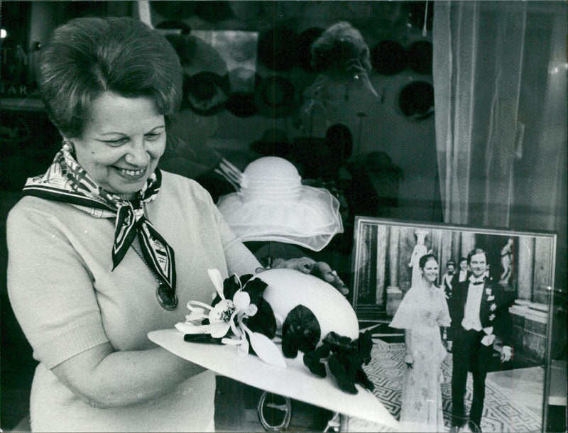 Madame Kitty at her shop window with the King couple in the picture - Vintage Photograph