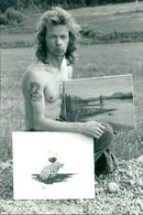 1986 ARTISTS HOLMSJO ARCHIVE HOLENSIO TJERNLUND ART THOMMIE CAVO FOLDER GEAR SHELF - Vintage Photograph