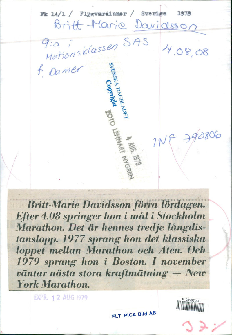 Britt-Marie Davidsson springer i mål i Stockholm Marathon - Vintage Photograph