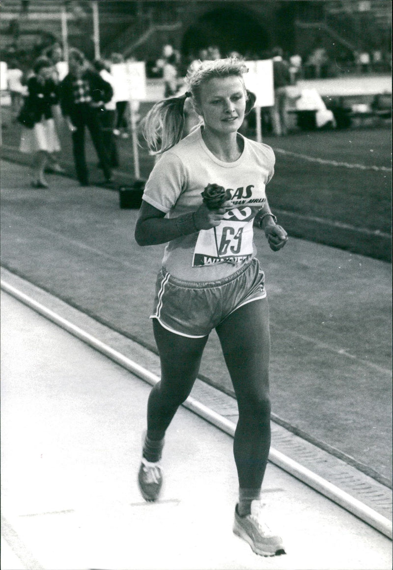 Britt-Marie Davidsson springer i mål i Stockholm Marathon - Vintage Photograph