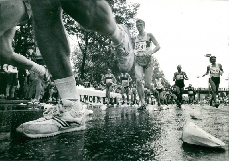 En halv miljon muggar gick åt under Stockholm Marathon 1984 - Vintage Photograph
