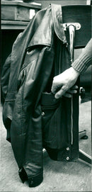 1975 STOLD SHELF ARCHIVE CASE STEALS DAY PLANBOOK JACKET SHAWL SHOLD MODEL - Vintage Photograph