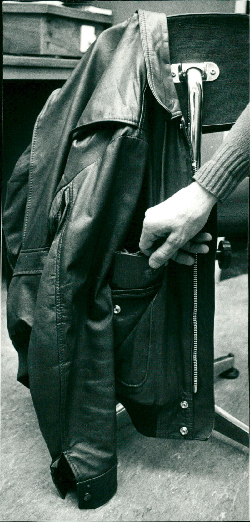 1975 STOLD SHELF ARCHIVE CASE STEALS DAY PLANBOOK JACKET SHAWL SHOLD MODEL - Vintage Photograph