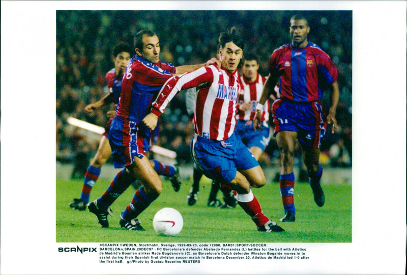 FC Barcelonas Abelardo Fernandez slåss om bollen med Atletico de Madrids Rade Bogdanovic - Vintage Photograph