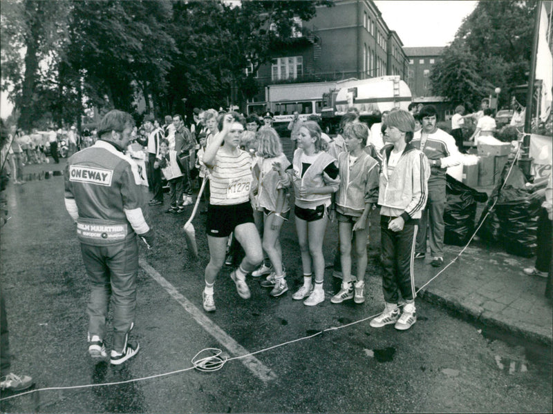 Stockholm Marathon 1984. K 1278 Karin Löfgren var den sista löparen som lyckades passera sista kontrollen - Vintage Photograph