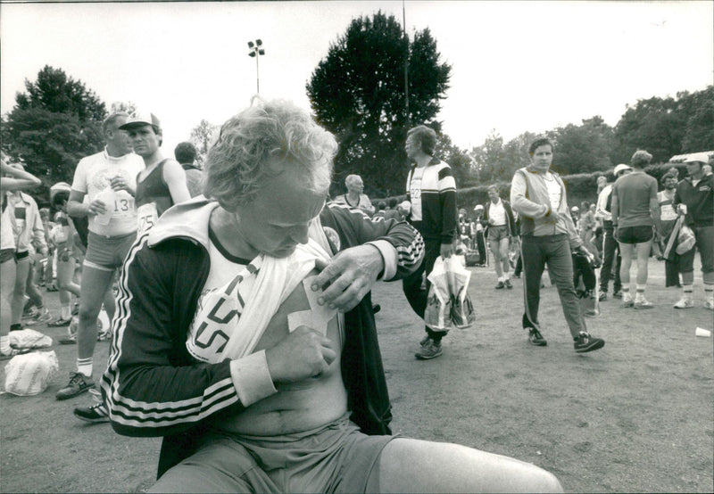 Stockholm Marathon 1984. En maratonlöpare sätter plåster för att undvika skavsår - Vintage Photograph
