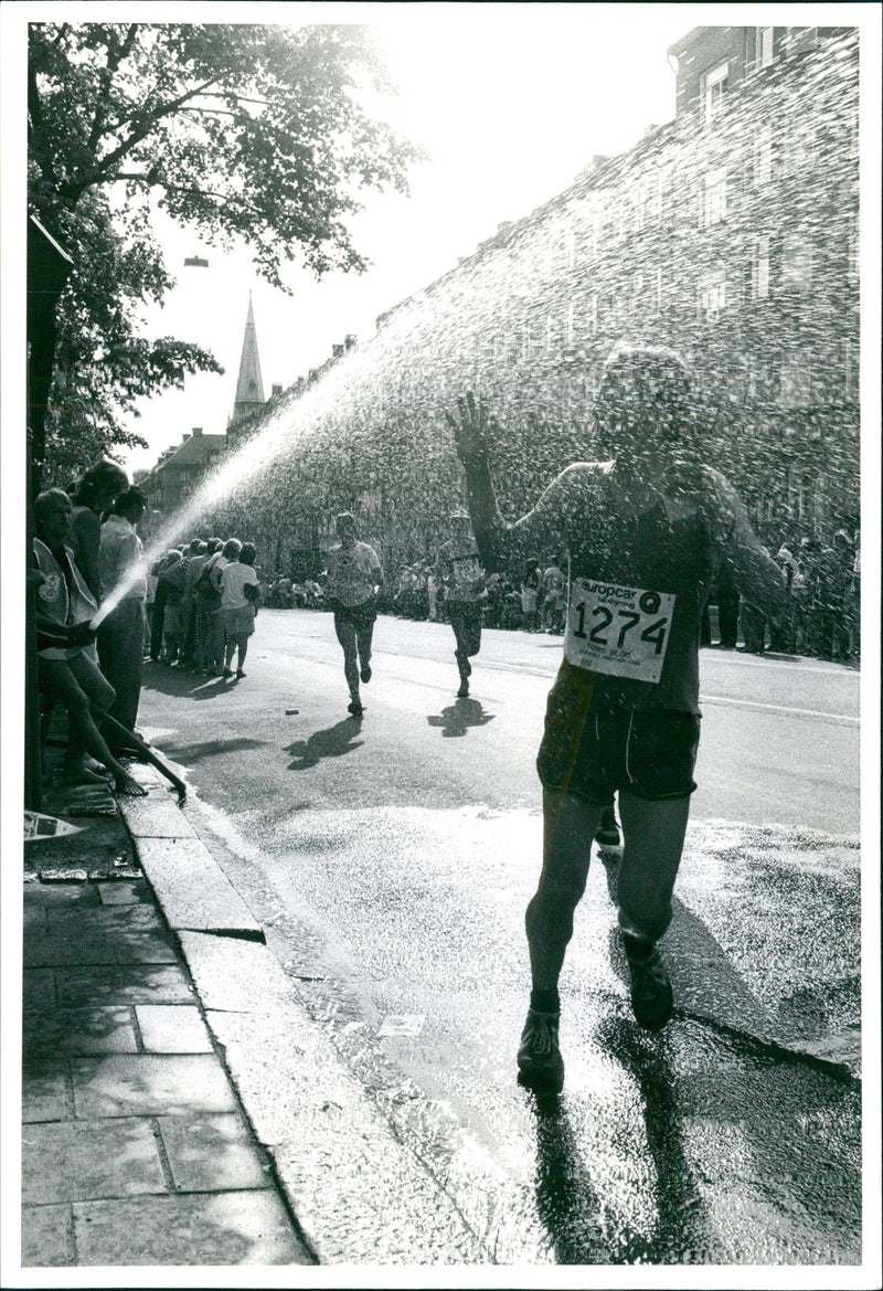 Stockholm Marathon 1982. En maratonlöpare får en svalkande skymning - Vintage Photograph
