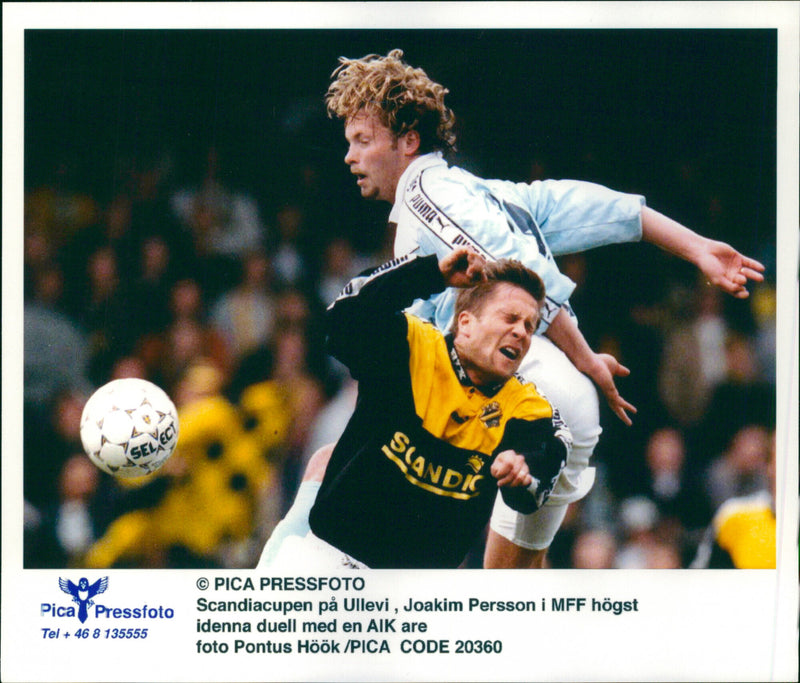 Scandiacupen på Ullevi. Joakim Pesson i MFF i duell med en AIK: are - Vintage Photograph