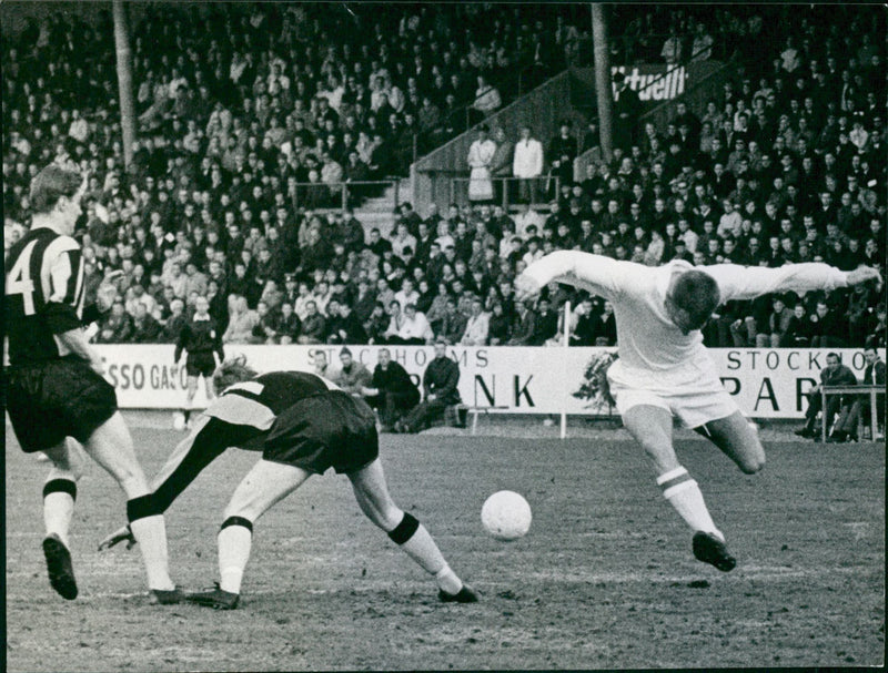 Inge Persson och Bebben Johansson under en match - Vintage Photograph