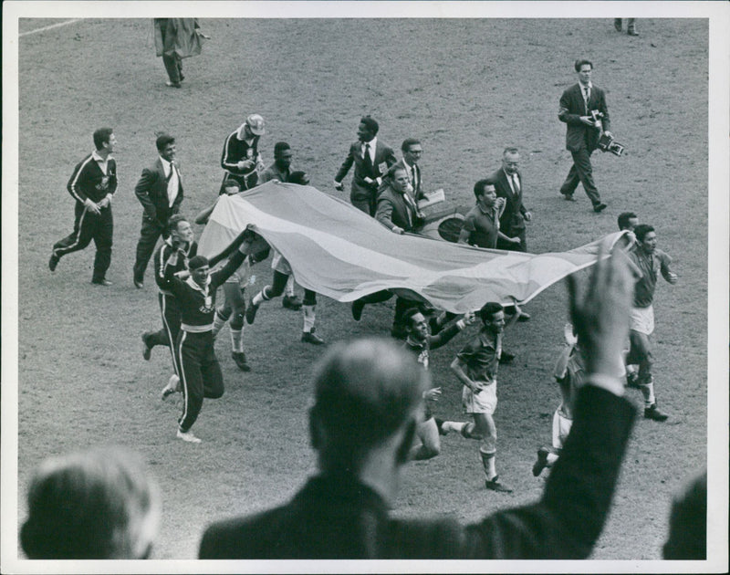 Sverigeflaggan vid kungliga läktaren under VM - Vintage Photograph