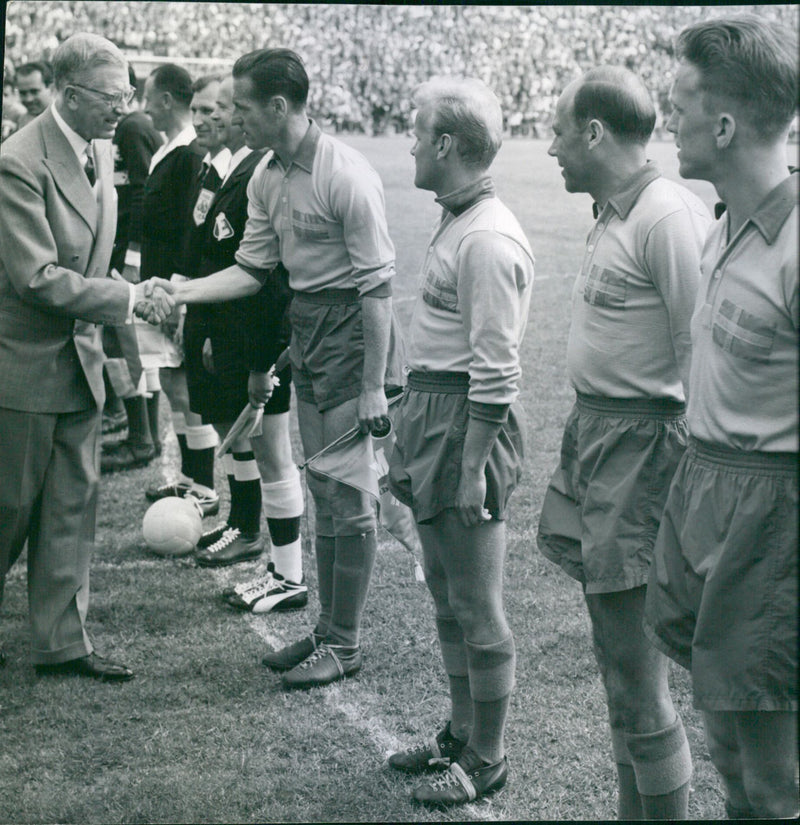 Kung Gustaf Adolf hälsar svenske VM-kaptenen Nils Liedholm - Vintage Photograph