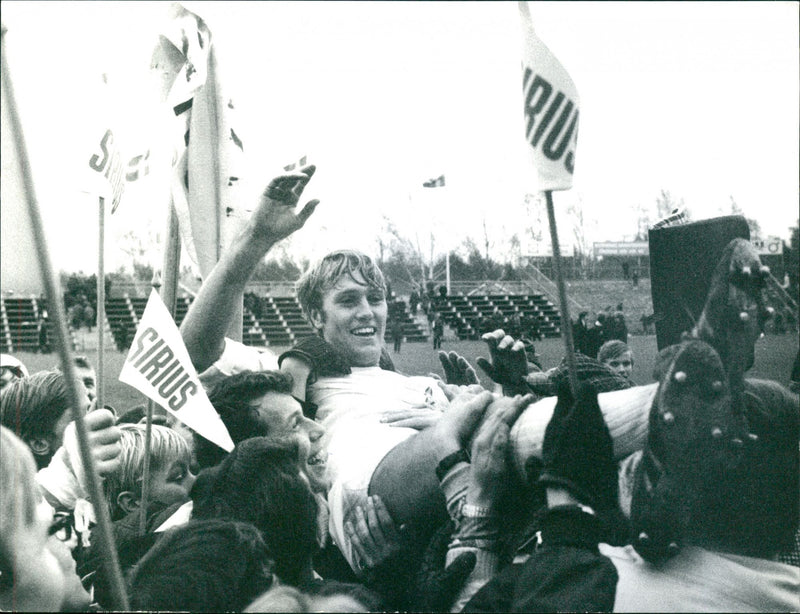 Fotboll: Kval -68. Pelle Hansson hissas i Sandviken - Vintage Photograph