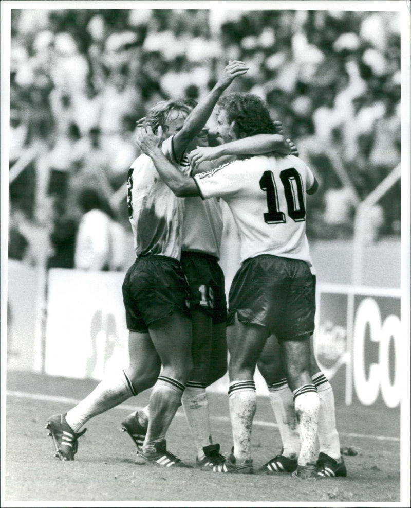 Väst-Tyskland firar mål mot Frankrike under VM i Mexiko 1986 - Vintage Photograph