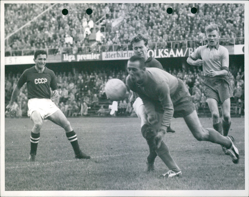 Sweden-Soviet. Kalle Svensson rescues a Russian attack with the help of Orvar Bergmark - Vintage Photograph