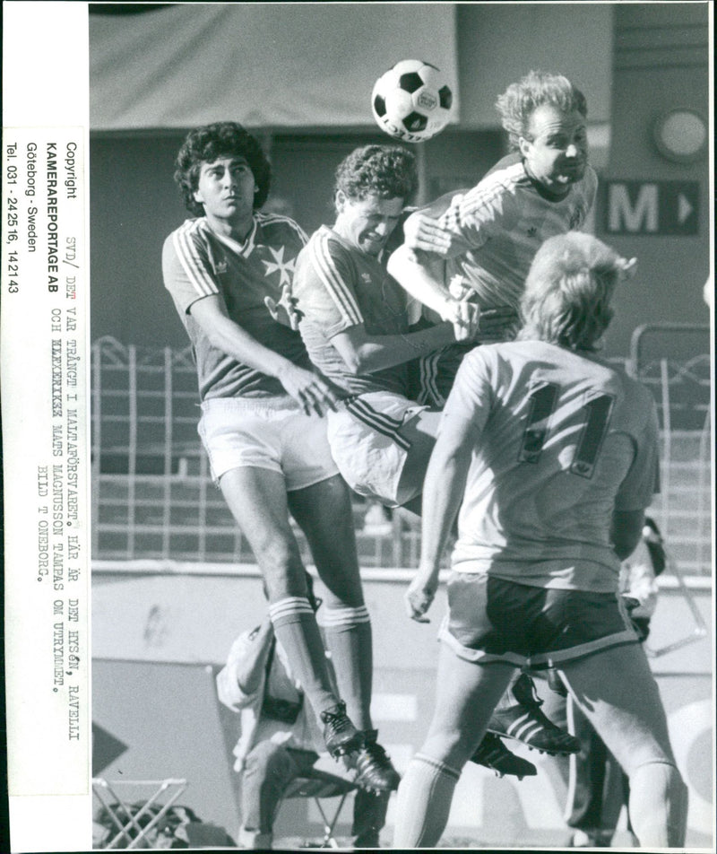 Soccer Sweden-Malta. Glenn Hysén, Thomas Ravelli and Mats Magnusson are tamped around the space - Vintage Photograph