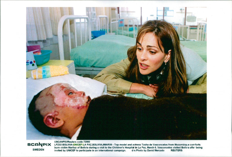 VISIT ACTRESS INTERNATIONAL MODEL - Vintage Photograph