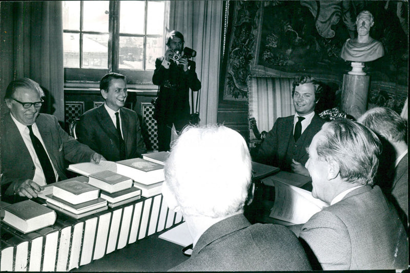 Kronprins Carl Gustaf på rådsmöte med bl a Olof Palme - Vintage Photograph