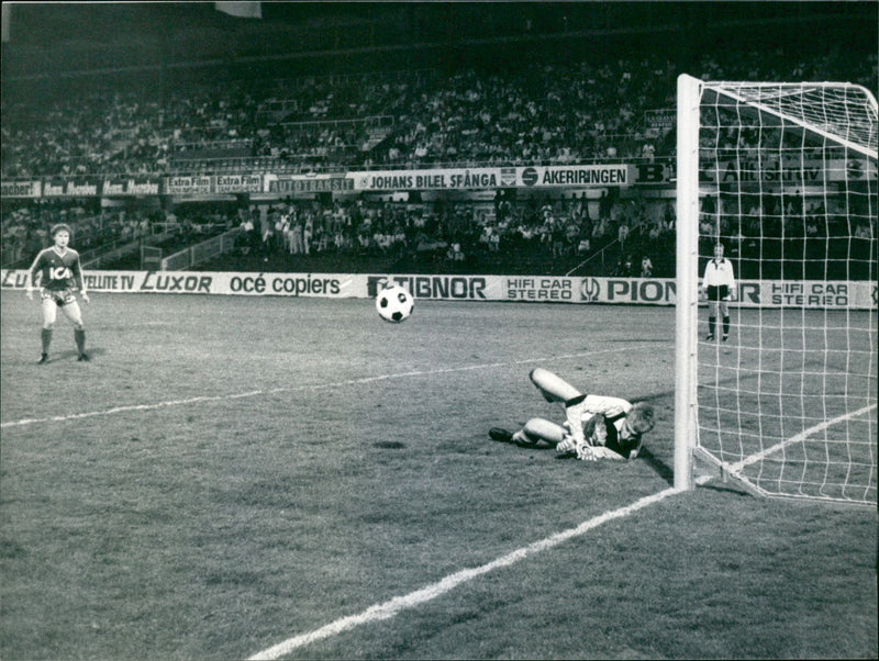 Fotboll AIK-Öster (cupfinalen -85) - Vintage Photograph