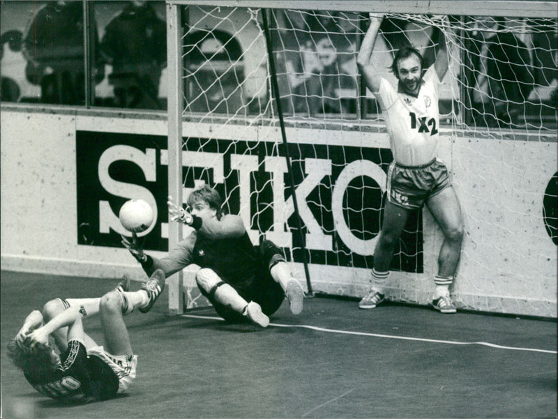 "Kenta" Ohlsson's rim ball, Thomas Bergman in AIK has tried to steer away and steer the ball into his own goal. Hammarby's Thom Åhlund cheers - Vintage Photograph