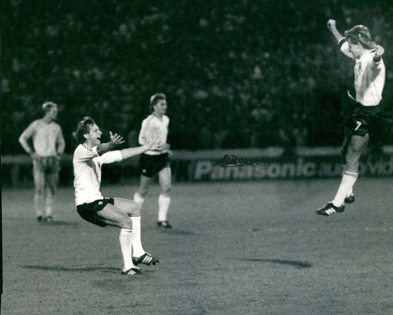 Västtyskland ser 2-0 mot Sverige - Vintage Photograph