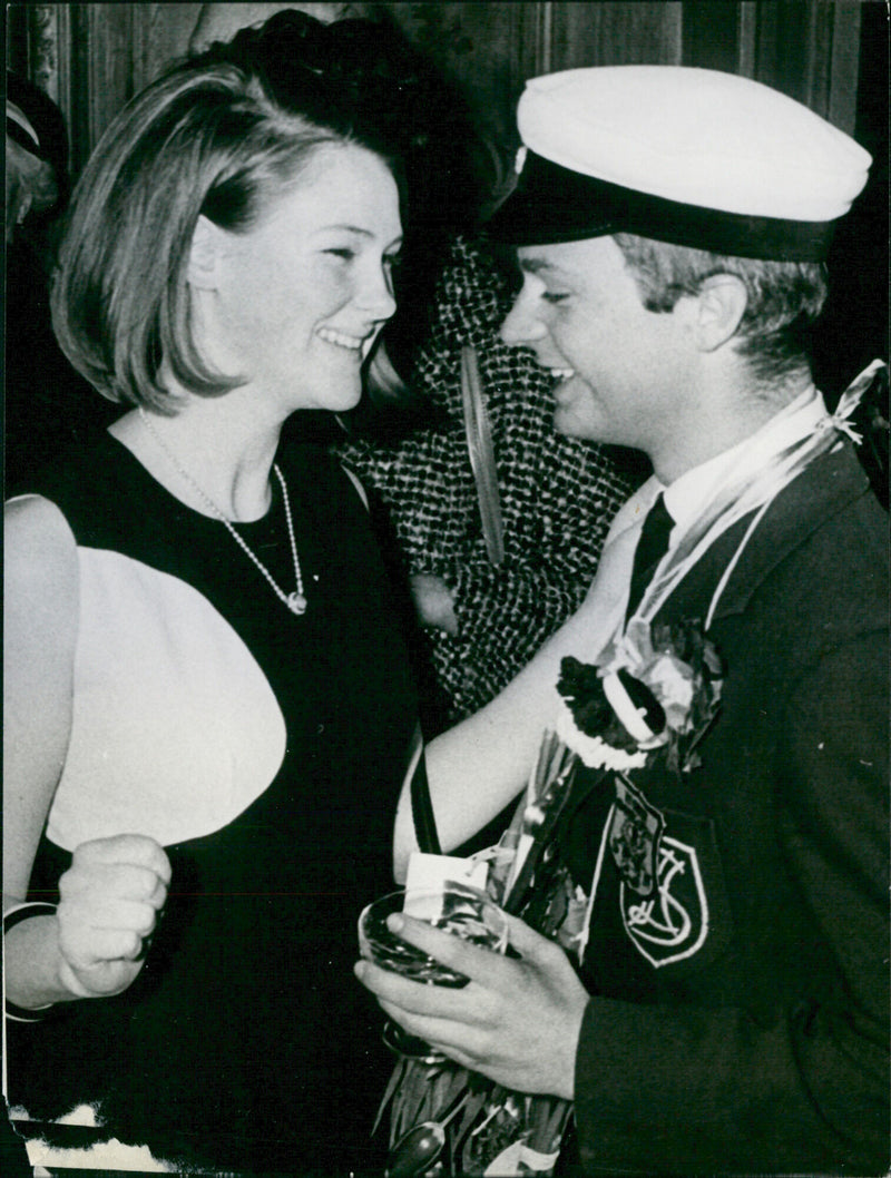 Kronprins Carl Gustaf samspråkar med en kvinna på studenter - Vintage Photograph