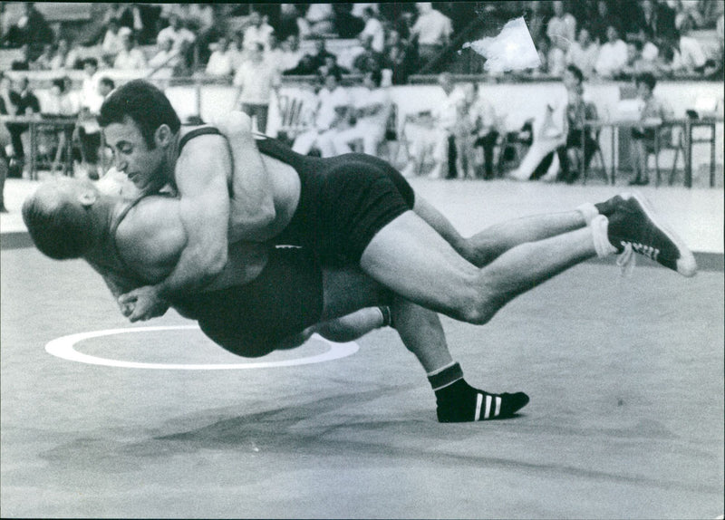 Bertil Nyström kastar Joaquin Miret och vinner matchen - Vintage Photograph