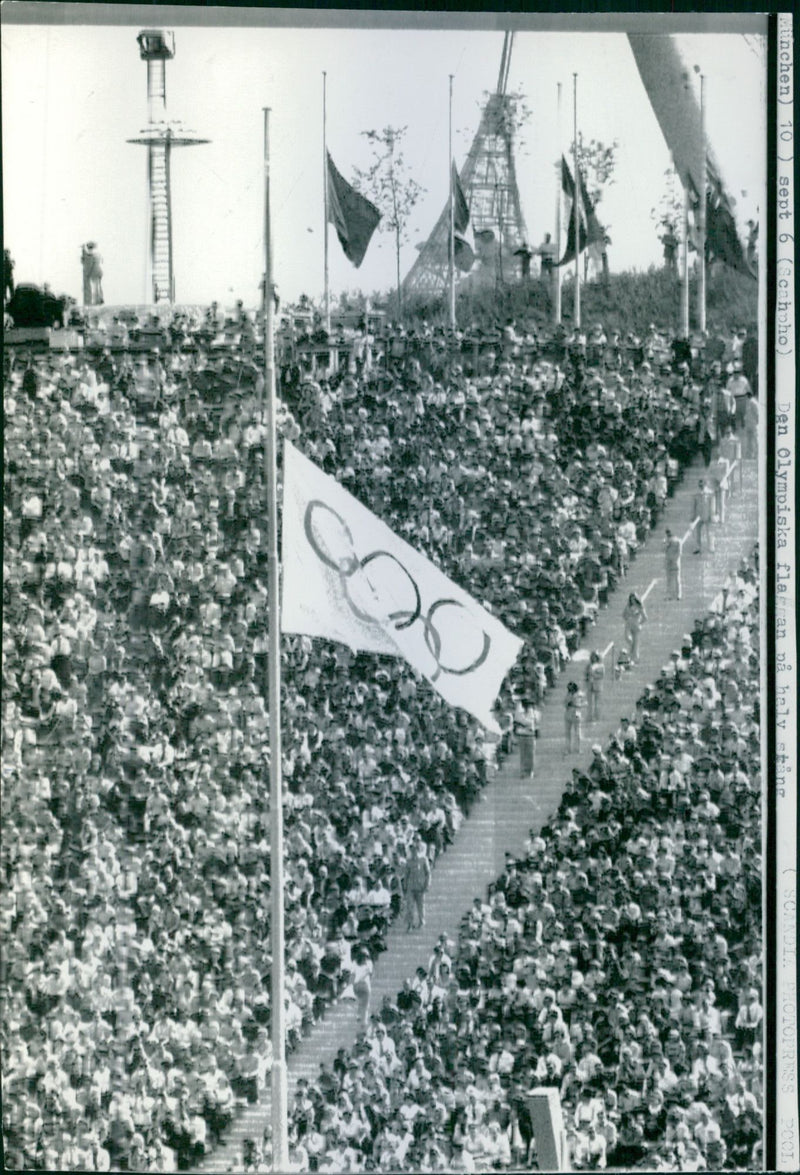 10 000 idrottsmän från hela världens samlats för att mötas i fredlig tävlan - Vintage Photograph