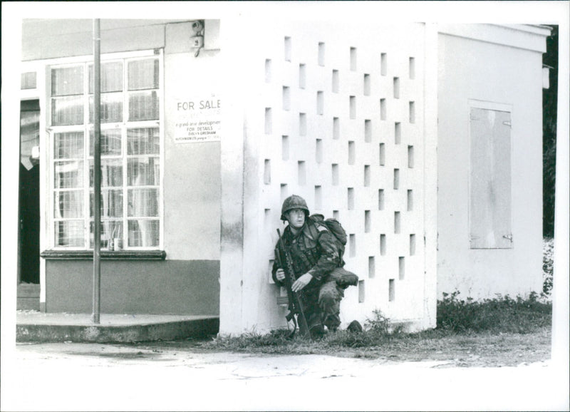Amerikansk soldat säkrar staden Greenville - Vintage Photograph