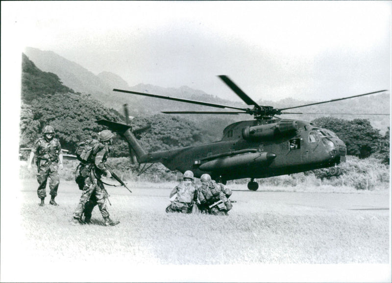 Amerikansk helikopter släpper av soldater - Vintage Photograph