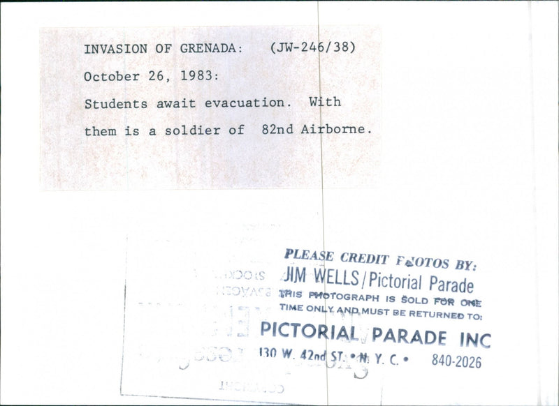 Invånare med på bild med en soldat inom evakueringen - Vintage Photograph