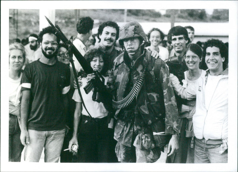 Invånare med på bild med en soldat inom evakueringen - Vintage Photograph