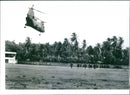 Amerikansk Navy CH-46 helikopter återvänder till USS Guam - Vintage Photograph