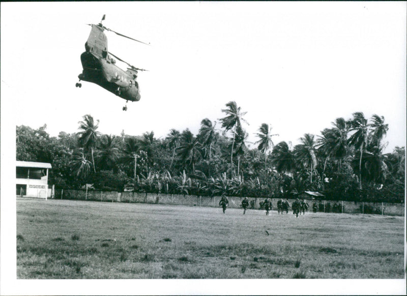 Amerikansk Navy CH-46 helikopter återvänder till USS Guam - Vintage Photograph
