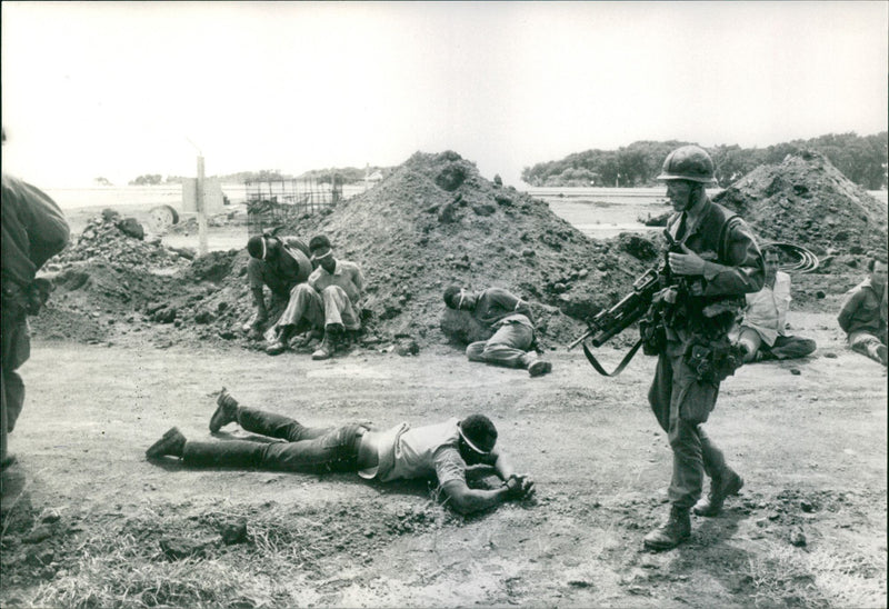 Amerikanska soldater vaktar tillfångatagna Kubanska och Grenadier - Vintage Photograph