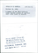 Soldat bredvid och öppen låda med AK-74 gevär - Vintage Photograph