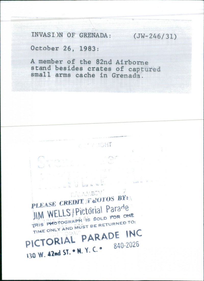 Soldat bredvid och öppen låda med AK-74 gevär - Vintage Photograph